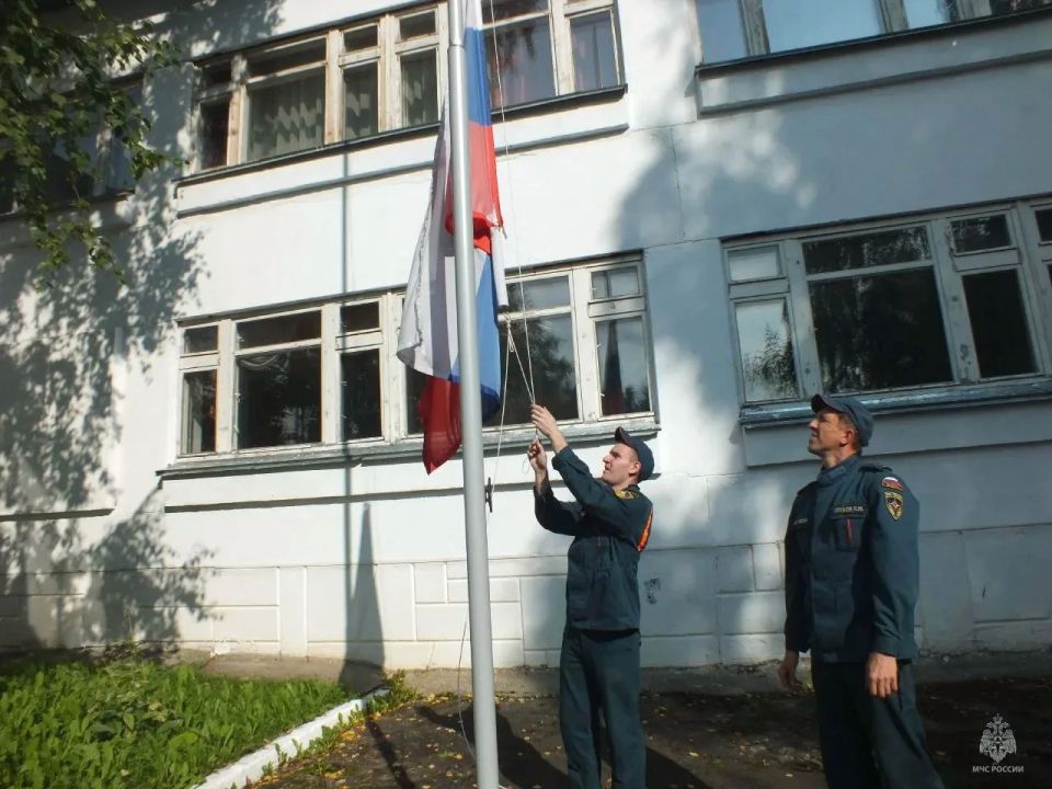 Единый строй: сотрудники МЧС региона провели торжественные построения ко Дню России Единый строй: сотрудники МЧС региона провели торжественные построения ко Дню России