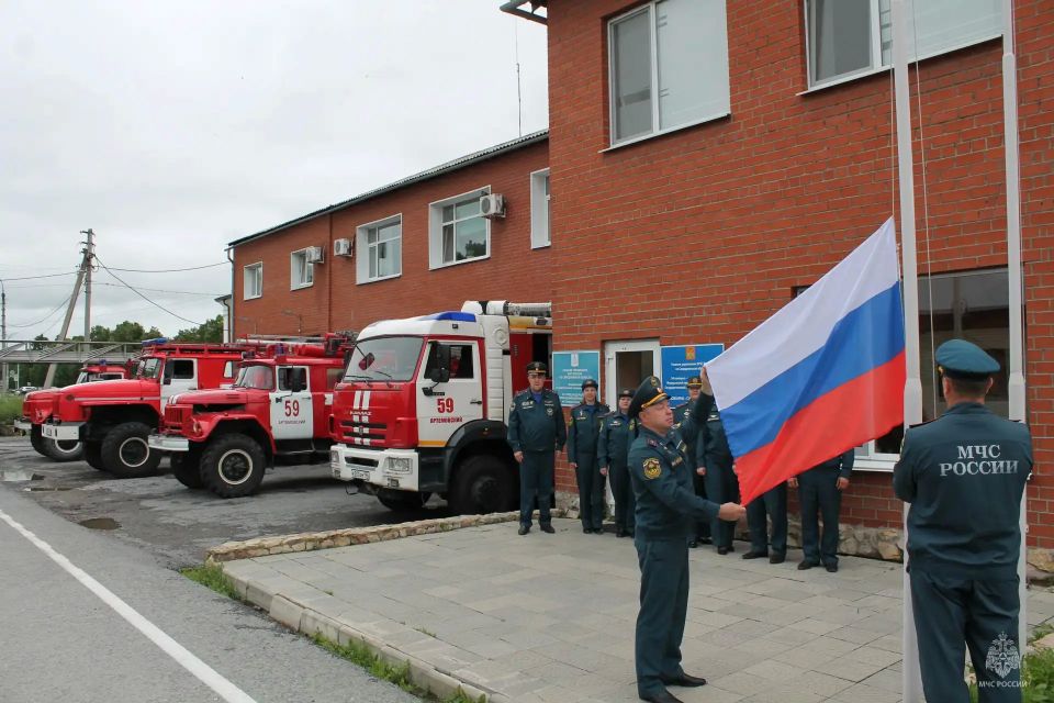 Единый строй: сотрудники МЧС региона провели торжественные построения ко Дню России Единый строй: сотрудники МЧС региона провели торжественные построения ко Дню России