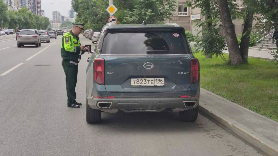 Военнослужащие ЦВО в День России провели акцию «Моя Родина – моя сила!» в Екатеринбурге Военнослужащие ЦВО в День России провели акцию «Моя Родина – моя сила!» в Екатеринбурге