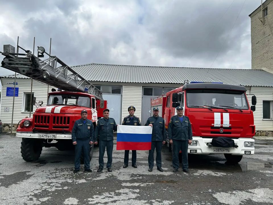 Единый строй: сотрудники МЧС региона провели торжественные построения ко Дню России Единый строй: сотрудники МЧС региона провели торжественные построения ко Дню России