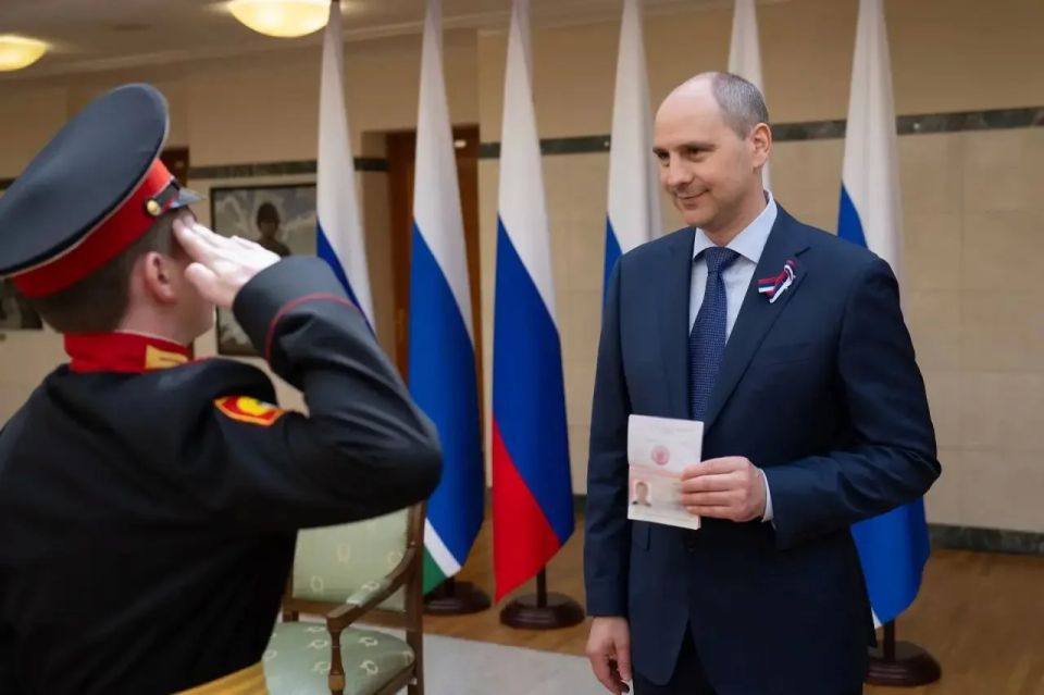 «С такой молодёжью за будущее региона я спокоен»: юным уральцам вручили первые паспорта «С такой молодёжью за будущее региона я спокоен»: юным уральцам вручили первые паспорта