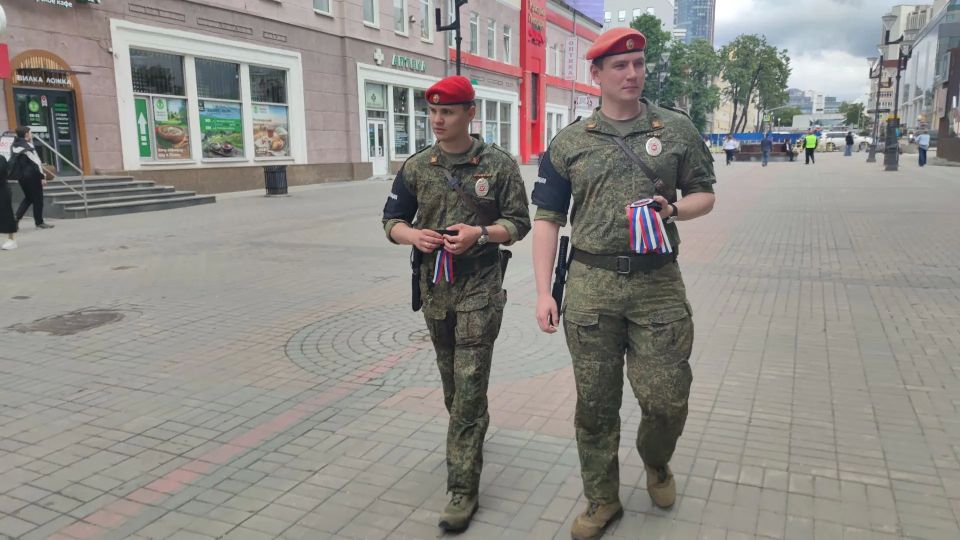 Военнослужащие ЦВО в День России провели акцию «Моя Родина – моя сила!» в Екатеринбурге Военнослужащие ЦВО в День России провели акцию «Моя Родина – моя сила!» в Екатеринбурге