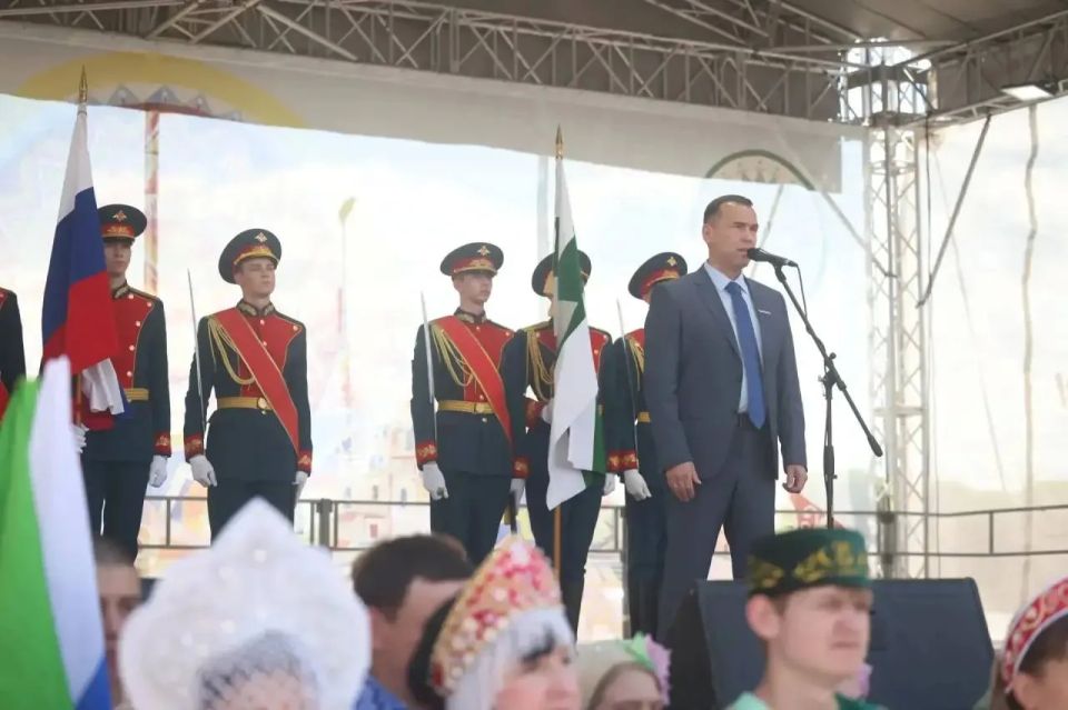 Губернаторы УрФО в День России – Екатеринбург, Челябинск, Курган Губернаторы УрФО в День России – Екатеринбург, Челябинск, Курган