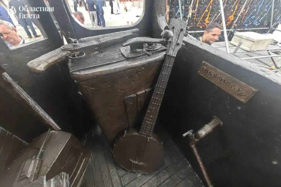 В Екатеринбурге открыли памятник Алексею Балабанову В Екатеринбурге открыли памятник Алексею Балабанову