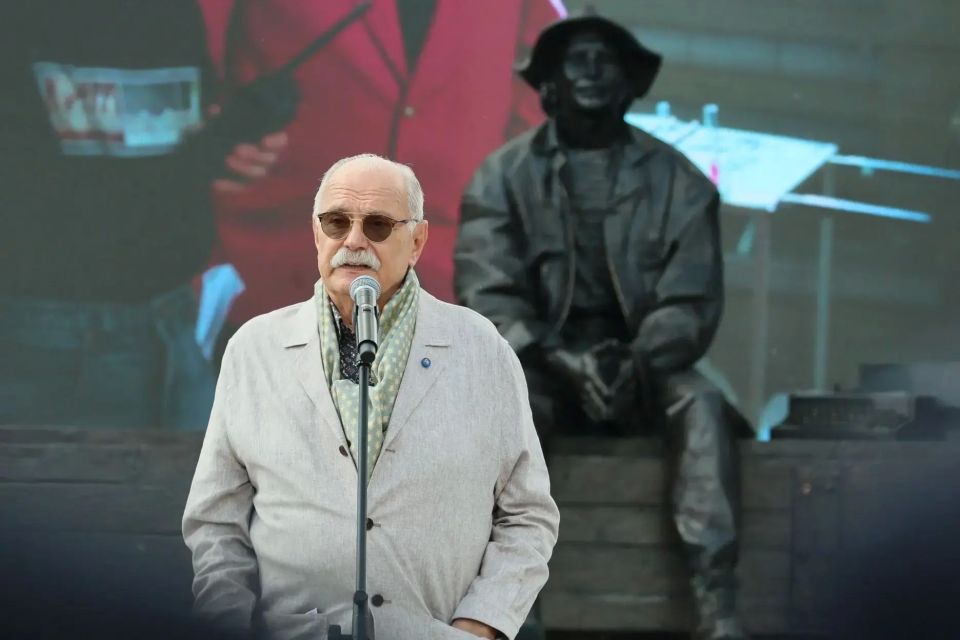 Артём Жога: Открыли памятник легендарному режиссёру Алексею Балабанову в Екатеринбурге — в его родном городе, неподалёку от места, где он родился и жил Артём Жога: Открыли памятник легендарному режиссёру Алексею Балабанову в Екатеринбурге — в его родном городе, неподалёку от места, где он родился и жил