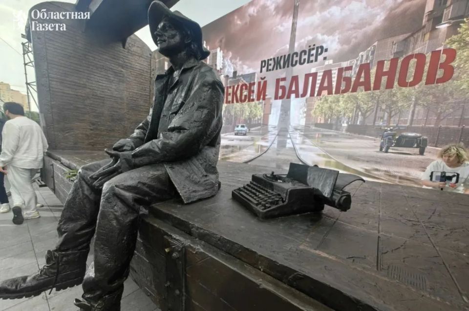 В Екатеринбурге открыли памятник Алексею Балабанову В Екатеринбурге открыли памятник Алексею Балабанову