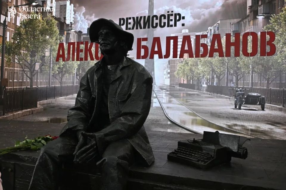 В Екатеринбурге открыли памятник Алексею Балабанову В Екатеринбурге открыли памятник Алексею Балабанову