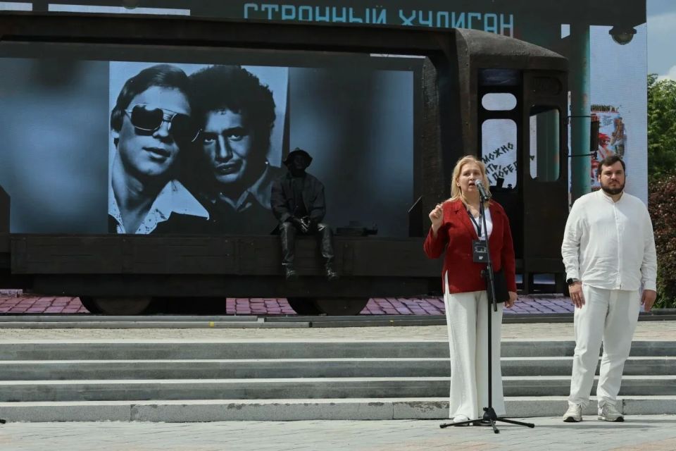 Артём Жога: Открыли памятник легендарному режиссёру Алексею Балабанову в Екатеринбурге — в его родном городе, неподалёку от места, где он родился и жил Артём Жога: Открыли памятник легендарному режиссёру Алексею Балабанову в Екатеринбурге — в его родном городе, неподалёку от места, где он родился и жил