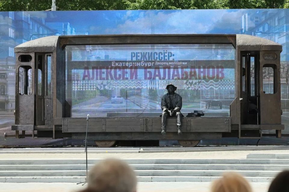 Артём Жога: Открыли памятник легендарному режиссёру Алексею Балабанову в Екатеринбурге — в его родном городе, неподалёку от места, где он родился и жил Артём Жога: Открыли памятник легендарному режиссёру Алексею Балабанову в Екатеринбурге — в его родном городе, неподалёку от места, где он родился и жил