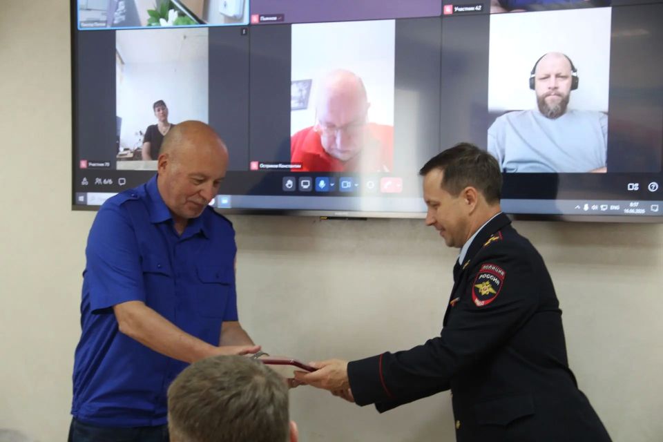 В преддверии Дня медицинского работника руководство Госавтоинспекции Свердловской области вручило ведомственные медали специалистам Территориального центра медицины катастроф В преддверии Дня медицинского работника руководство Госавтоинспекции Свердловской области вручило ведомственные медали специалистам Территориального центра медицины катастроф
