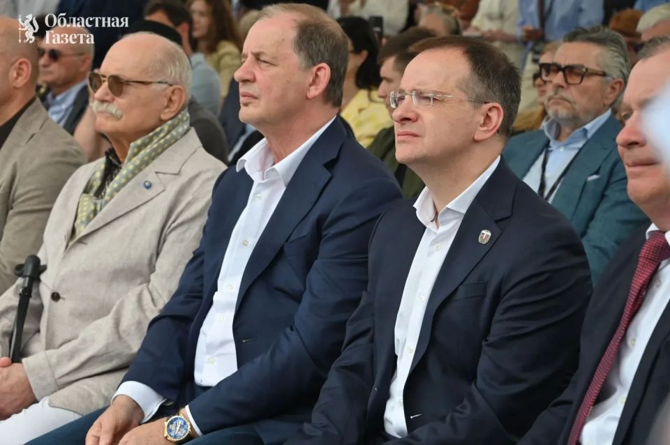 В Екатеринбурге открыли памятник Алексею Балабанову В Екатеринбурге открыли памятник Алексею Балабанову