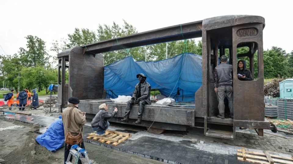 В Екатеринбурге открыли памятник режиссеру Алексею Балабанову В Екатеринбурге открыли памятник режиссеру Алексею Балабанову