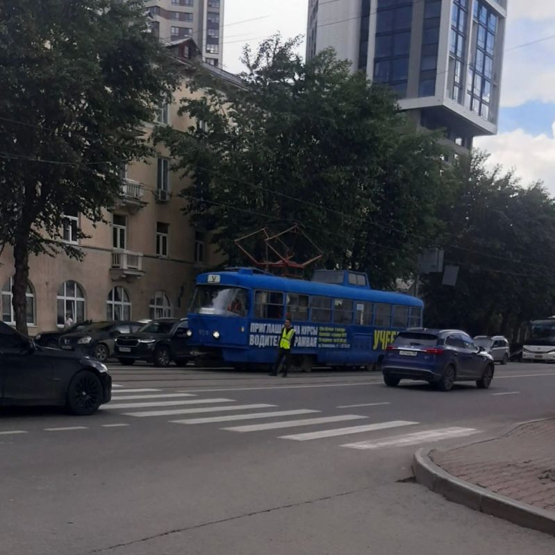 Екатеринбуржцы не могут проехать в центр из-за открытия памятника Балабанову