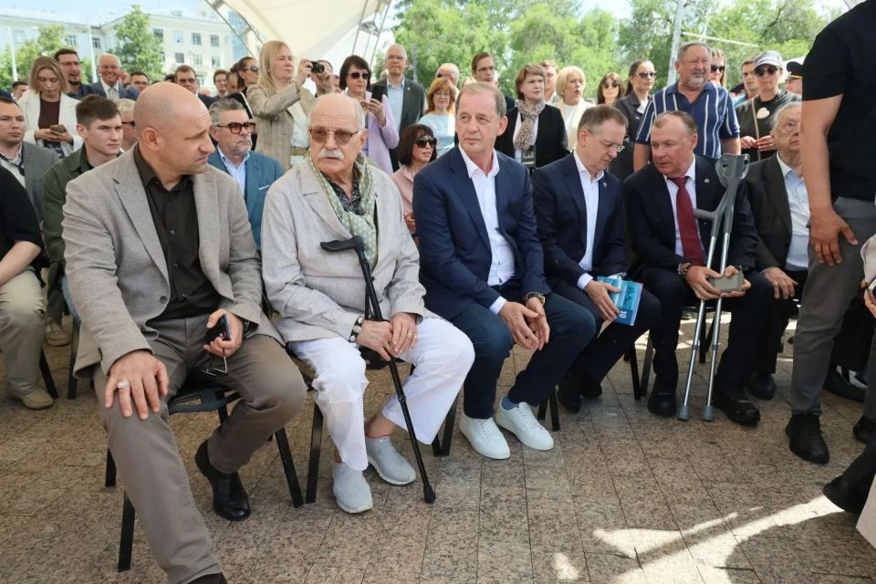 Артём Жога: Открыли памятник легендарному режиссёру Алексею Балабанову в Екатеринбурге — в его родном городе, неподалёку от места, где он родился и жил Артём Жога: Открыли памятник легендарному режиссёру Алексею Балабанову в Екатеринбурге — в его родном городе, неподалёку от места, где он родился и жил