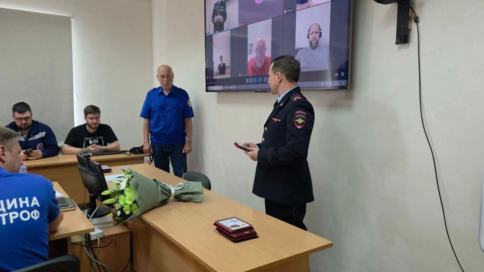 В преддверии Дня медицинского работника руководство Госавтоинспекции Свердловской области вручило ведомственные медали специалистам Территориального центра медицины катастроф В преддверии Дня медицинского работника руководство Госавтоинспекции Свердловской области вручило ведомственные медали специалистам Территориального центра медицины катастроф