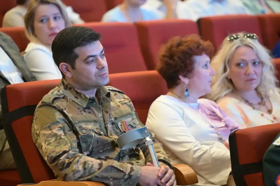 Денис Паслер: Накануне Дня медицинского работника вручили региональную премию «Медицинский Олимп» в благодарность тем, кто ежедневно заботится о здоровье уральцев в разных территориях региона Денис Паслер: Накануне Дня медицинского работника вручили региональную премию «Медицинский Олимп» в благодарность тем, кто ежедневно заботится о здоровье уральцев в разных территориях региона