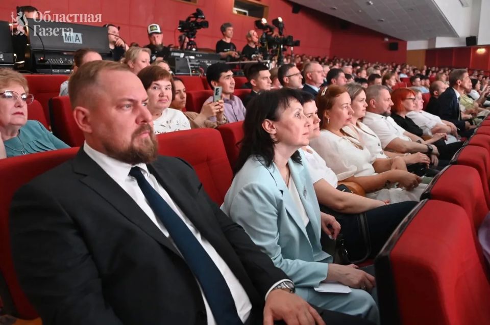 Денис Паслер удостоил премии лучших медработников Свердловской области Денис Паслер удостоил премии лучших медработников Свердловской области