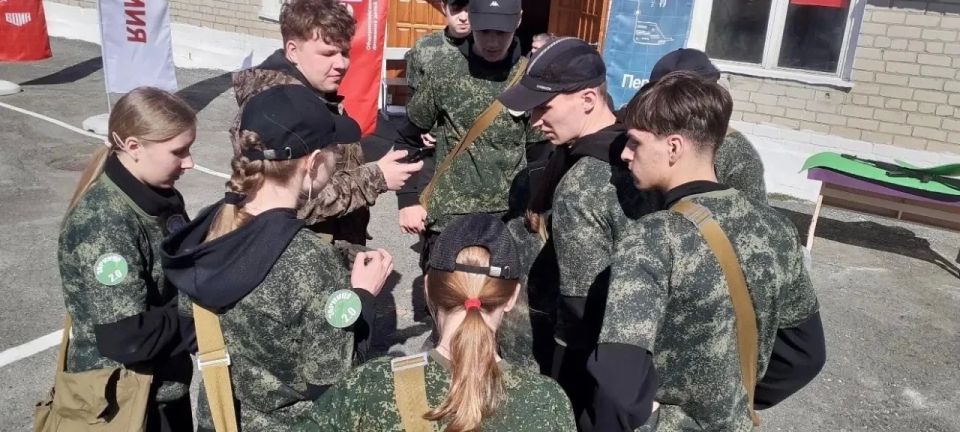 «Зарница» в Уральском федеральном округе: дети сотрудников Екатеринбурга, Челябинска, Тюмени, Кургана, ХМАО и ЯНАО поборолись онлайн за право представлять УрФО на третьем этапе Всероссийской военно-патриотической игры... «Зарница» в Уральском федеральном округе: дети сотрудников Екатеринбурга, Челябинска, Тюмени, Кургана, ХМАО и ЯНАО поборолись онлайн за право представлять УрФО на третьем этапе Всероссийской военно-патриотической игры...