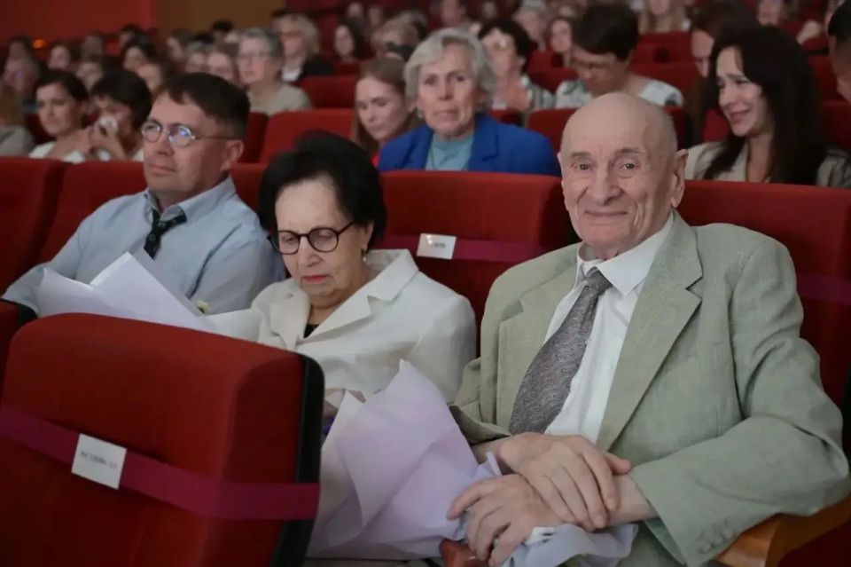 Денис Паслер: Накануне Дня медицинского работника вручили региональную премию «Медицинский Олимп» в благодарность тем, кто ежедневно заботится о здоровье уральцев в разных территориях региона Денис Паслер: Накануне Дня медицинского работника вручили региональную премию «Медицинский Олимп» в благодарность тем, кто ежедневно заботится о здоровье уральцев в разных территориях региона