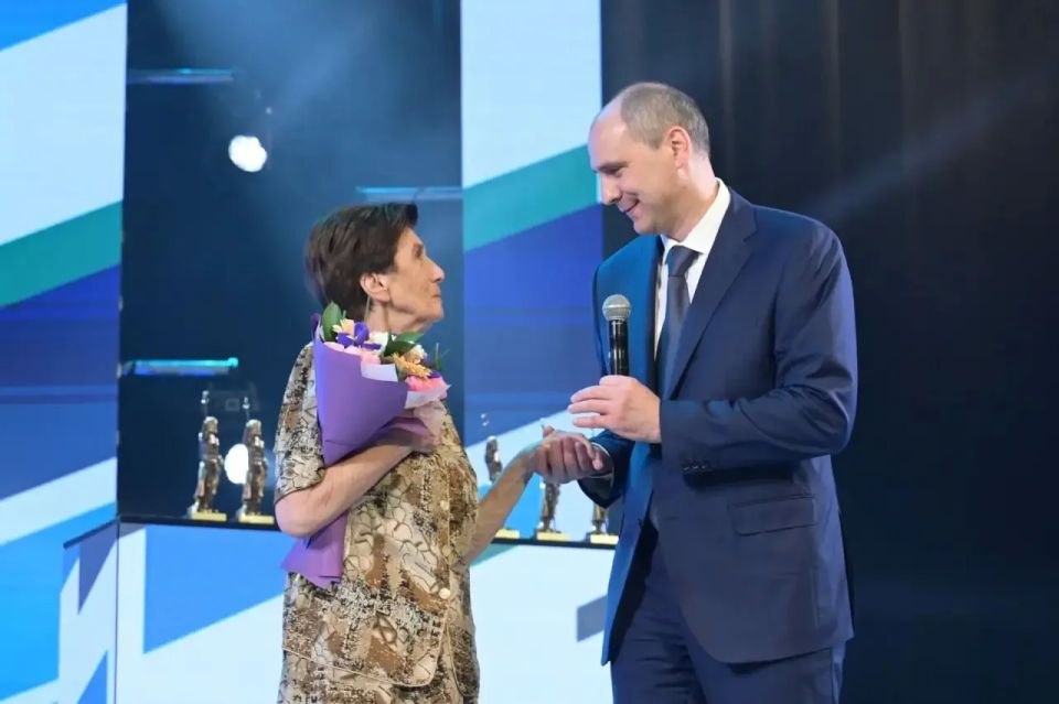 Денис Паслер: Накануне Дня медицинского работника вручили региональную премию «Медицинский Олимп» в благодарность тем, кто ежедневно заботится о здоровье уральцев в разных территориях региона Денис Паслер: Накануне Дня медицинского работника вручили региональную премию «Медицинский Олимп» в благодарность тем, кто ежедневно заботится о здоровье уральцев в разных территориях региона
