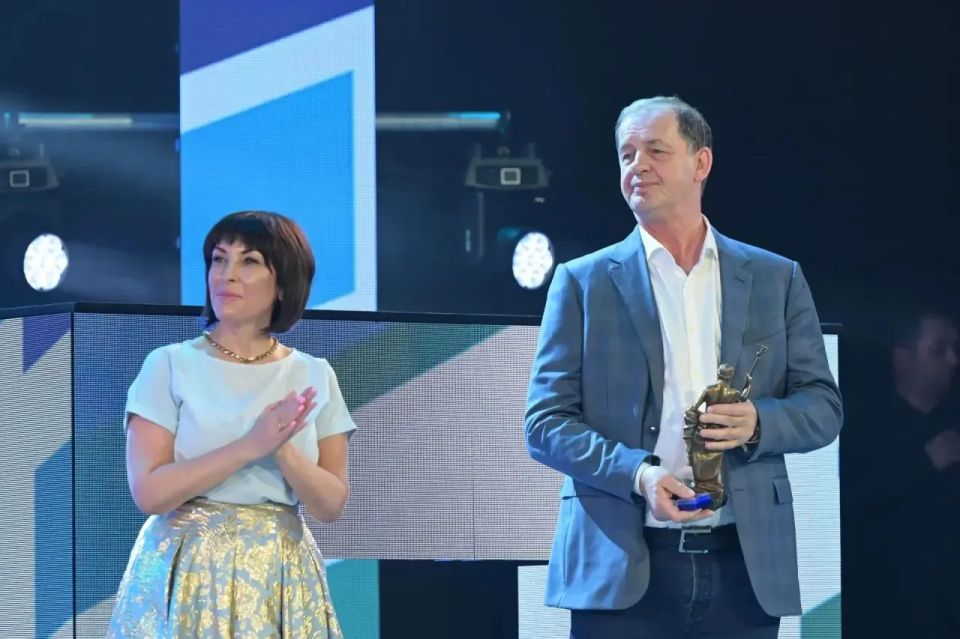Денис Паслер: Накануне Дня медицинского работника вручили региональную премию «Медицинский Олимп» в благодарность тем, кто ежедневно заботится о здоровье уральцев в разных территориях региона Денис Паслер: Накануне Дня медицинского работника вручили региональную премию «Медицинский Олимп» в благодарность тем, кто ежедневно заботится о здоровье уральцев в разных территориях региона