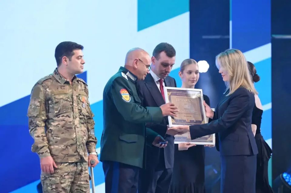 Денис Паслер: Накануне Дня медицинского работника вручили региональную премию «Медицинский Олимп» в благодарность тем, кто ежедневно заботится о здоровье уральцев в разных территориях региона Денис Паслер: Накануне Дня медицинского работника вручили региональную премию «Медицинский Олимп» в благодарность тем, кто ежедневно заботится о здоровье уральцев в разных территориях региона