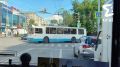 Троллейбус встал посреди перекрёстка на Уралмаше в Екатеринбурге