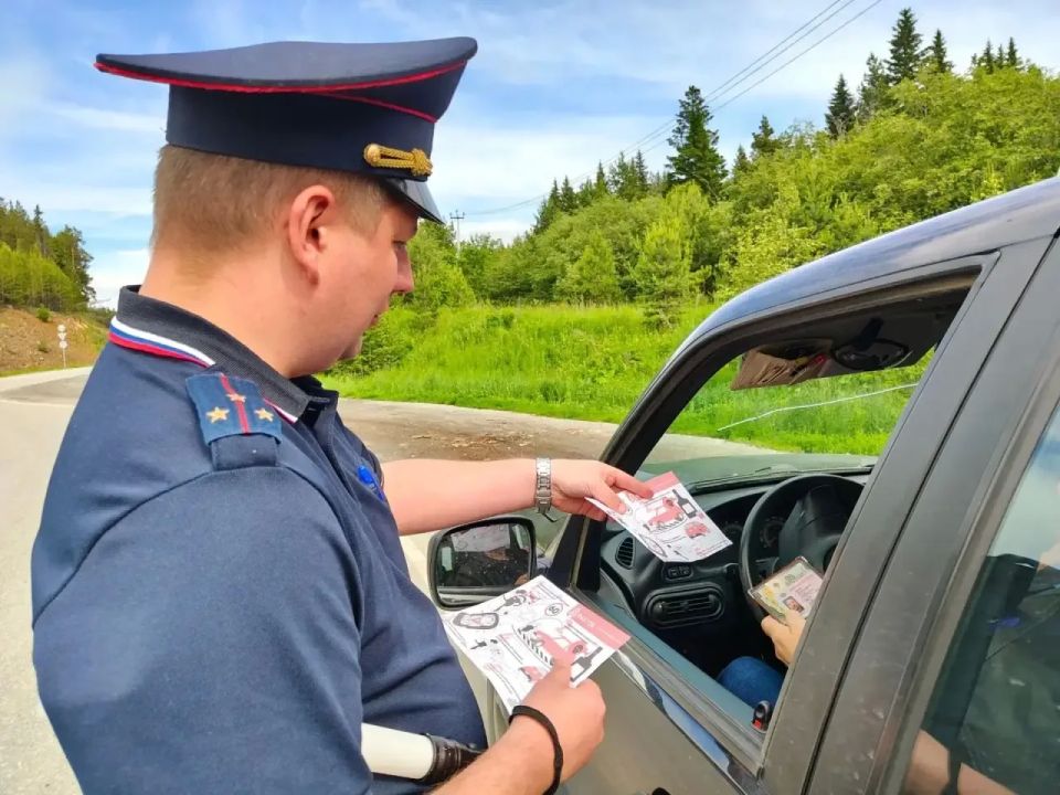 Экипажи ГИБДД дежурят на АЗС вдоль региональных и федеральных трасс Экипажи ГИБДД дежурят на АЗС вдоль региональных и федеральных трасс