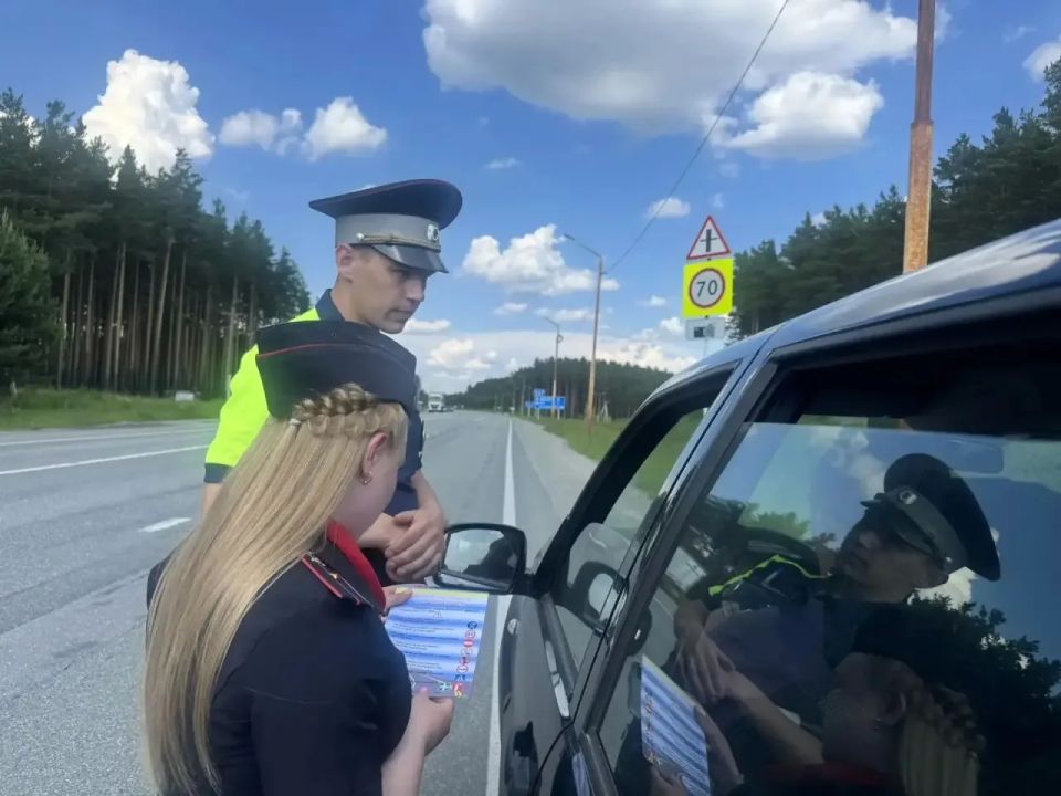 Экипажи ГИБДД дежурят на АЗС вдоль региональных и федеральных трасс Экипажи ГИБДД дежурят на АЗС вдоль региональных и федеральных трасс