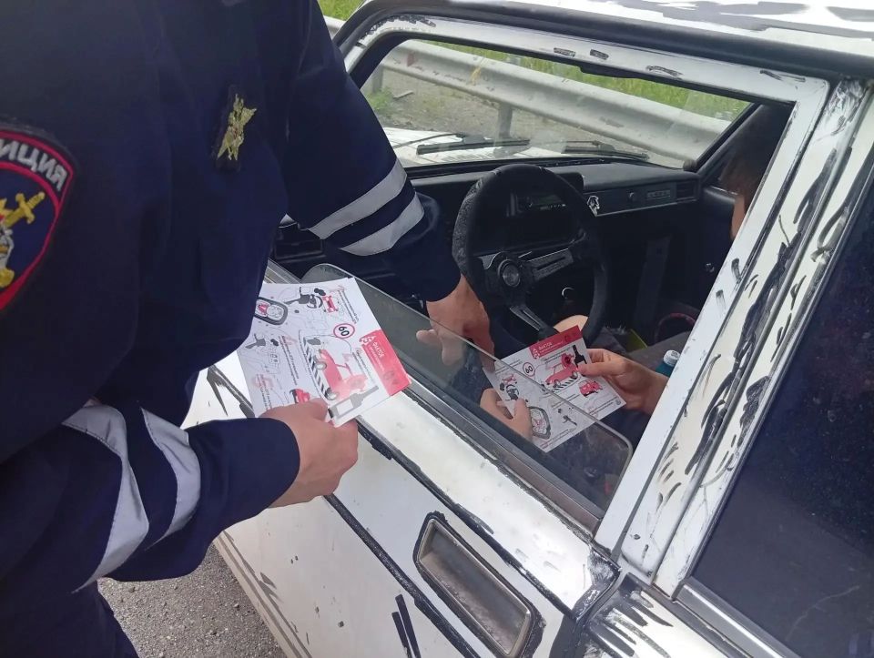 На автозаправочных станциях Свердловской области сотрудники Госавтоинспекции проводят профилактические беседы с водителями На автозаправочных станциях Свердловской области сотрудники Госавтоинспекции проводят профилактические беседы с водителями