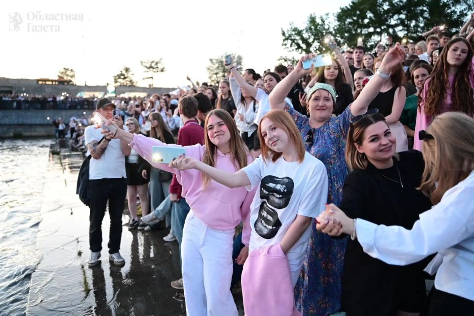 Одной из самых многолюдных площадок Ural Music Night сегодня стала сцена МОТИВ в Историческом сквере Одной из самых многолюдных площадок Ural Music Night сегодня стала сцена МОТИВ в Историческом сквере