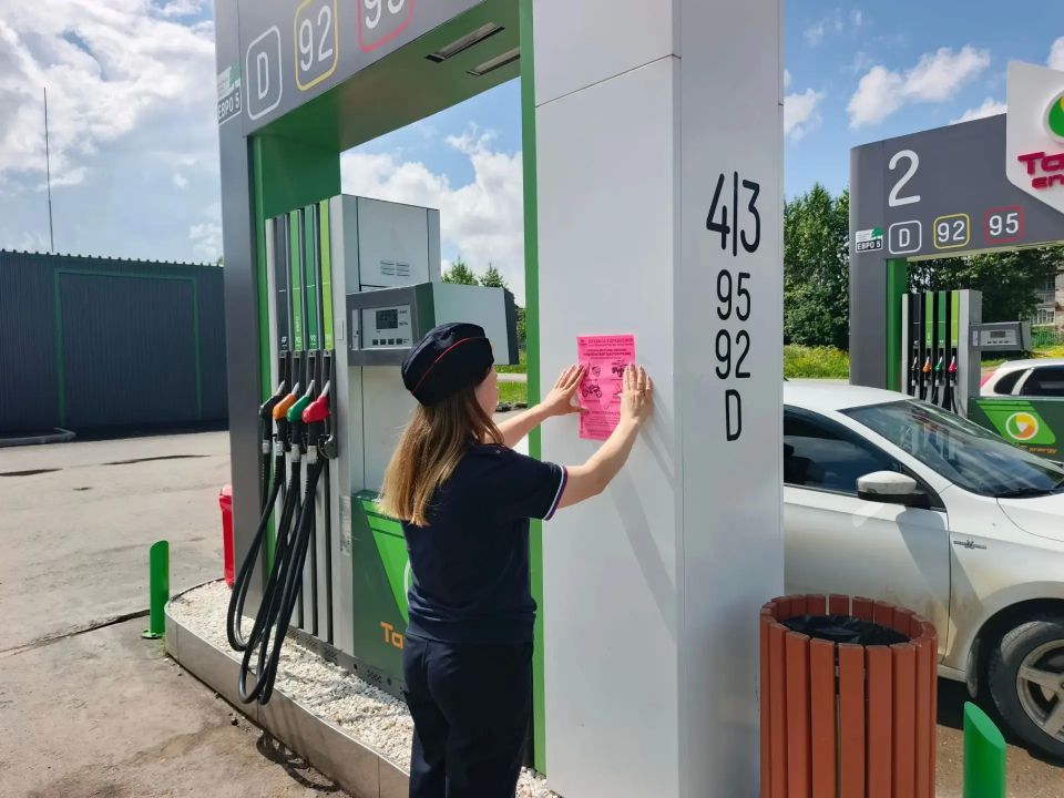 На автозаправочных станциях Свердловской области сотрудники Госавтоинспекции проводят профилактические беседы с водителями На автозаправочных станциях Свердловской области сотрудники Госавтоинспекции проводят профилактические беседы с водителями