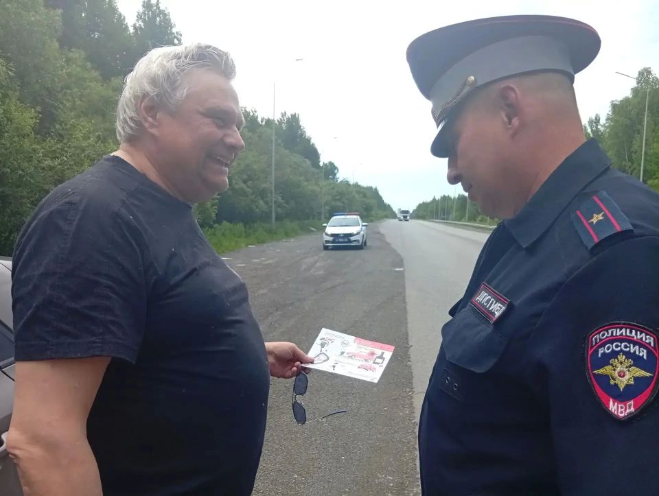 На автозаправочных станциях Свердловской области сотрудники Госавтоинспекции проводят профилактические беседы с водителями На автозаправочных станциях Свердловской области сотрудники Госавтоинспекции проводят профилактические беседы с водителями