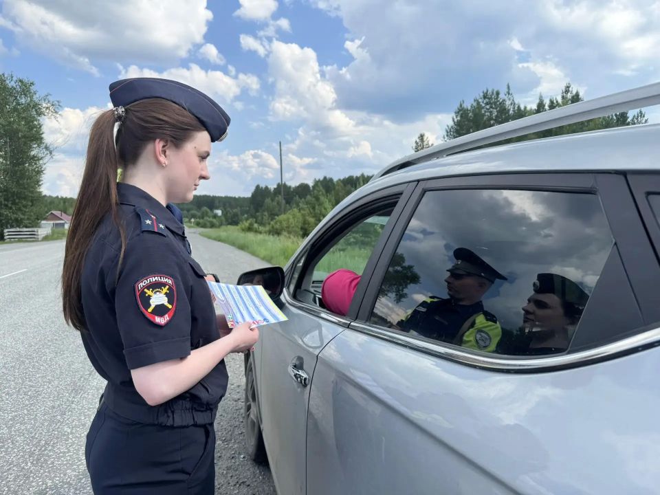 На автозаправочных станциях Свердловской области сотрудники Госавтоинспекции проводят профилактические беседы с водителями На автозаправочных станциях Свердловской области сотрудники Госавтоинспекции проводят профилактические беседы с водителями