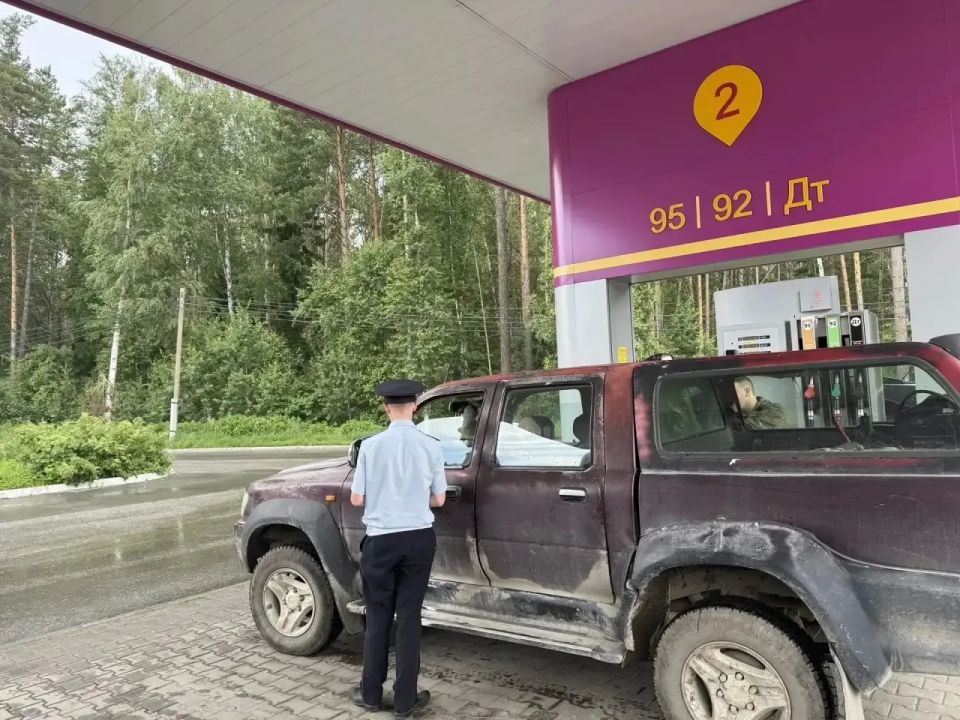Экипажи ГИБДД дежурят на АЗС вдоль региональных и федеральных трасс Экипажи ГИБДД дежурят на АЗС вдоль региональных и федеральных трасс