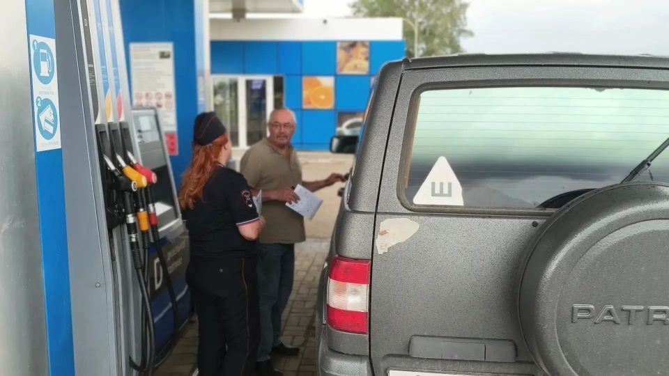 На автозаправочных станциях Свердловской области сотрудники Госавтоинспекции проводят профилактические беседы с водителями На автозаправочных станциях Свердловской области сотрудники Госавтоинспекции проводят профилактические беседы с водителями