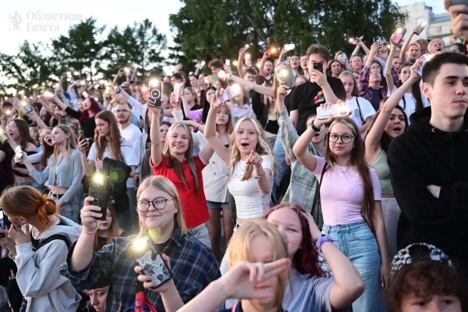 Одной из самых многолюдных площадок Ural Music Night сегодня стала сцена МОТИВ в Историческом сквере Одной из самых многолюдных площадок Ural Music Night сегодня стала сцена МОТИВ в Историческом сквере