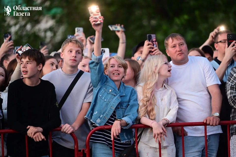 Одной из самых многолюдных площадок Ural Music Night сегодня стала сцена МОТИВ в Историческом сквере Одной из самых многолюдных площадок Ural Music Night сегодня стала сцена МОТИВ в Историческом сквере