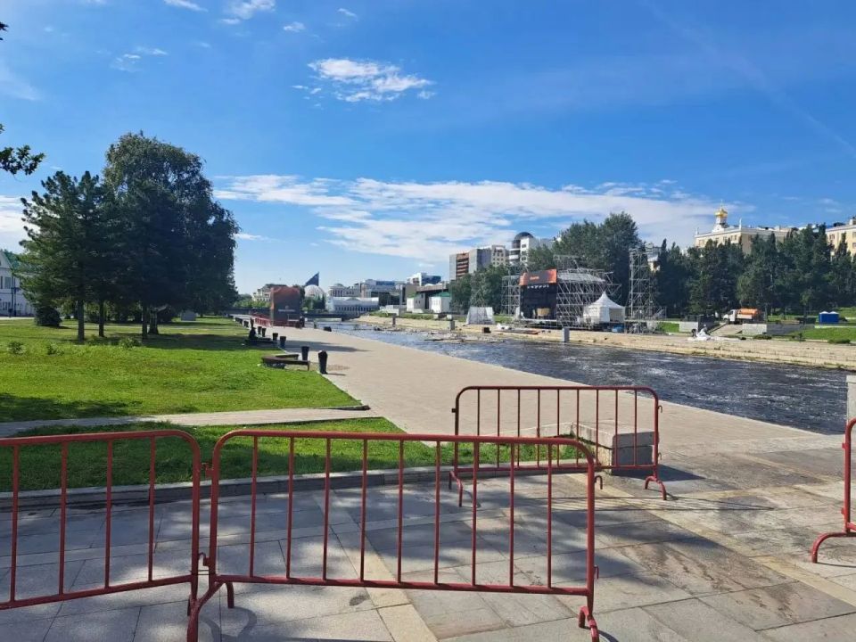 К 9 утра центр Екатеринбурга полностью прибрали от мусора после Ночи музыки К 9 утра центр Екатеринбурга полностью прибрали от мусора после Ночи музыки