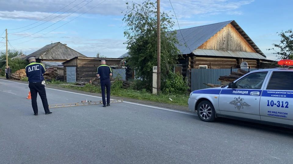 В Алапаевском районе автоинспекторы выясняют обстоятельства смертельного ДТП В Алапаевском районе автоинспекторы выясняют обстоятельства смертельного ДТП