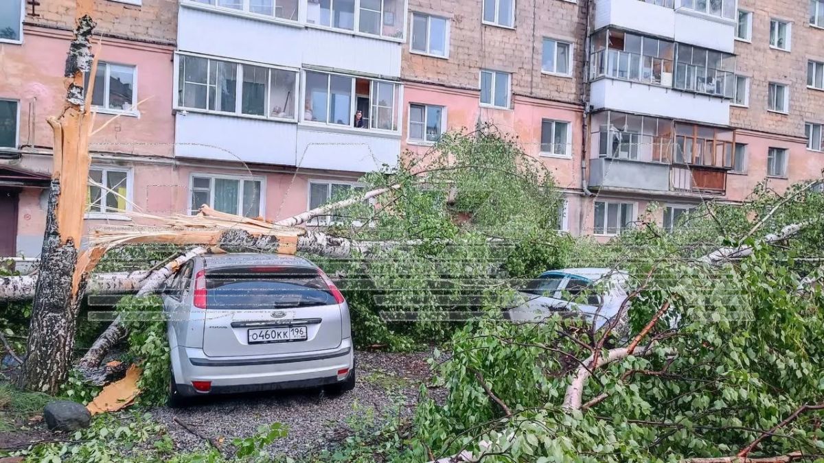 Четыре человека попали в больницу с переломами после смерча в Свердловской области