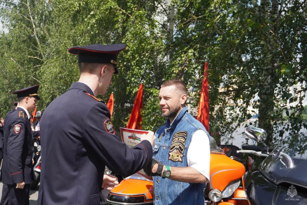Сотрудники чрезвычайного ведомства почтили память героев Великой Отечественной войны Сотрудники чрезвычайного ведомства почтили память героев Великой Отечественной войны
