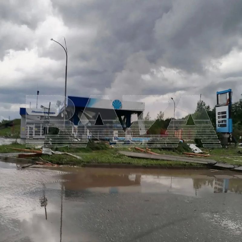 Четыре человека попали в больницу с переломами после смерча в Свердловской области Четыре человека попали в больницу с переломами после смерча в Свердловской области