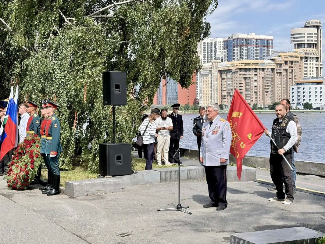 Патриотическая акция «Во имя жизни» прошла в Екатеринбурге в День памяти и скорби Патриотическая акция «Во имя жизни» прошла в Екатеринбурге в День памяти и скорби