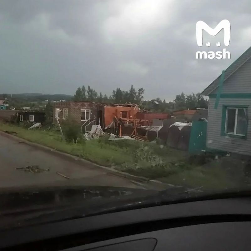 Больше 4000 человек остались без электричества из-за мощного торнадо в Свердловской области Больше 4000 человек остались без электричества из-за мощного торнадо в Свердловской области