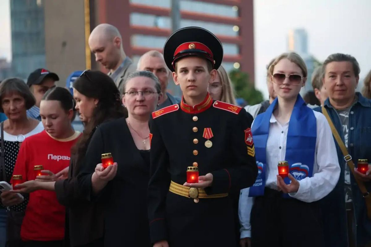 В Екатеринбурге прошли акция «Свеча памяти» и шоу «Свет Победы» В Екатеринбурге прошли акция «Свеча памяти» и шоу «Свет Победы»