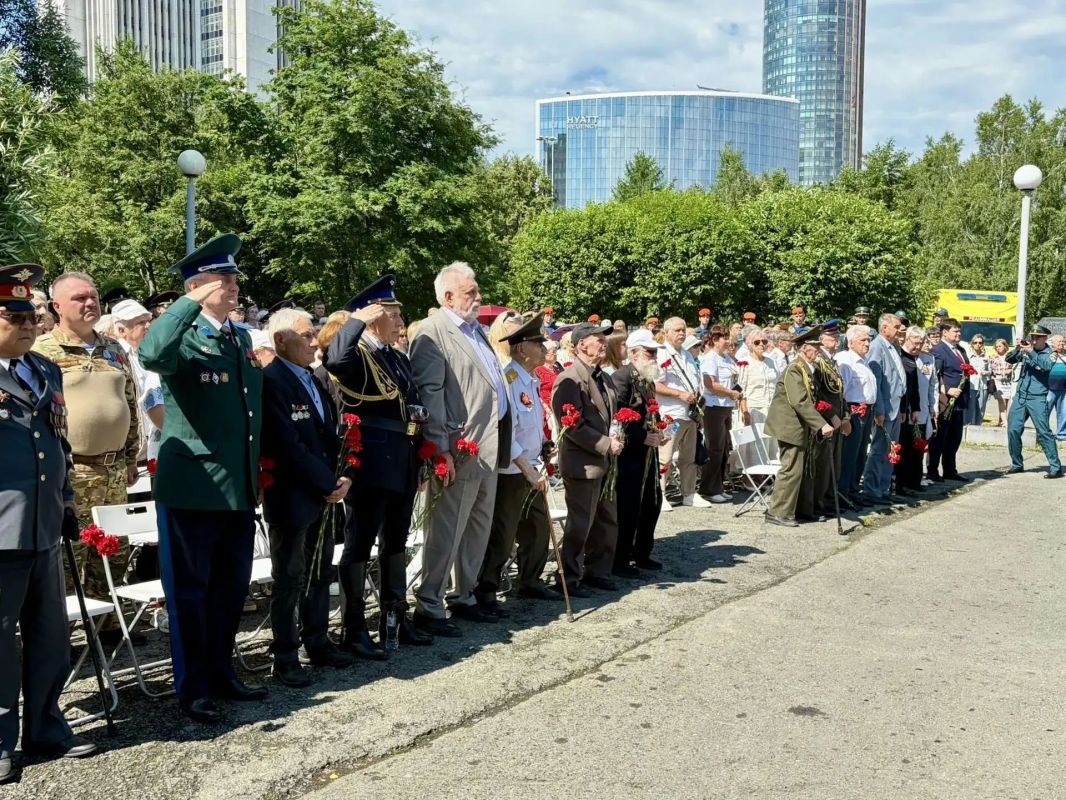 Патриотическая акция «Во имя жизни» прошла в Екатеринбурге в День памяти и скорби Патриотическая акция «Во имя жизни» прошла в Екатеринбурге в День памяти и скорби