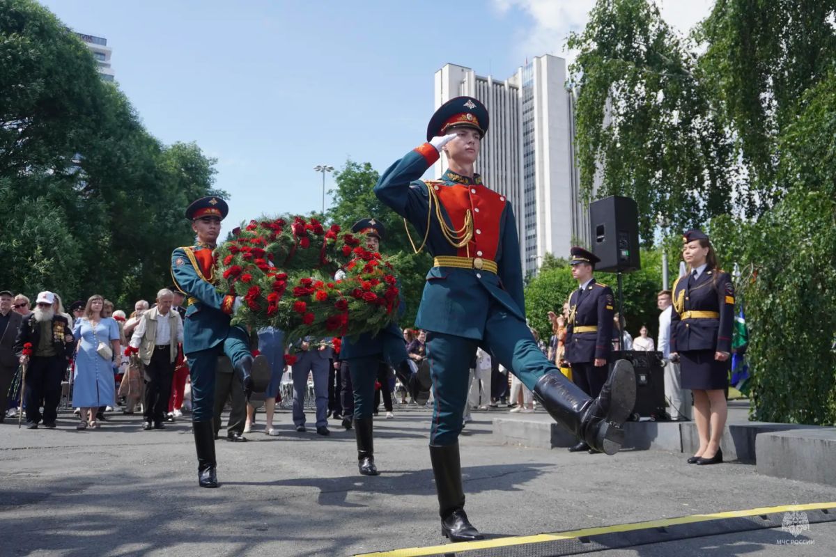 Сотрудники чрезвычайного ведомства почтили память героев Великой Отечественной войны Сотрудники чрезвычайного ведомства почтили память героев Великой Отечественной войны