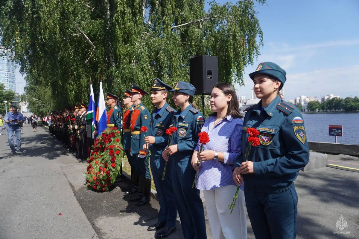 Сотрудники чрезвычайного ведомства почтили память героев Великой Отечественной войны