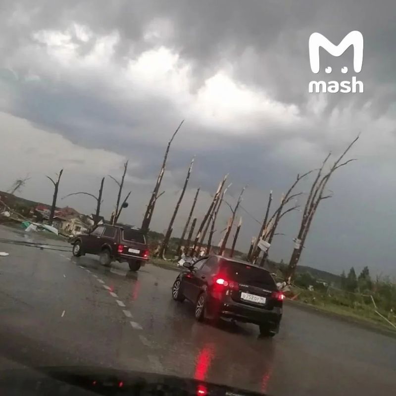 Больше 4000 человек остались без электричества из-за мощного торнадо в Свердловской области Больше 4000 человек остались без электричества из-за мощного торнадо в Свердловской области